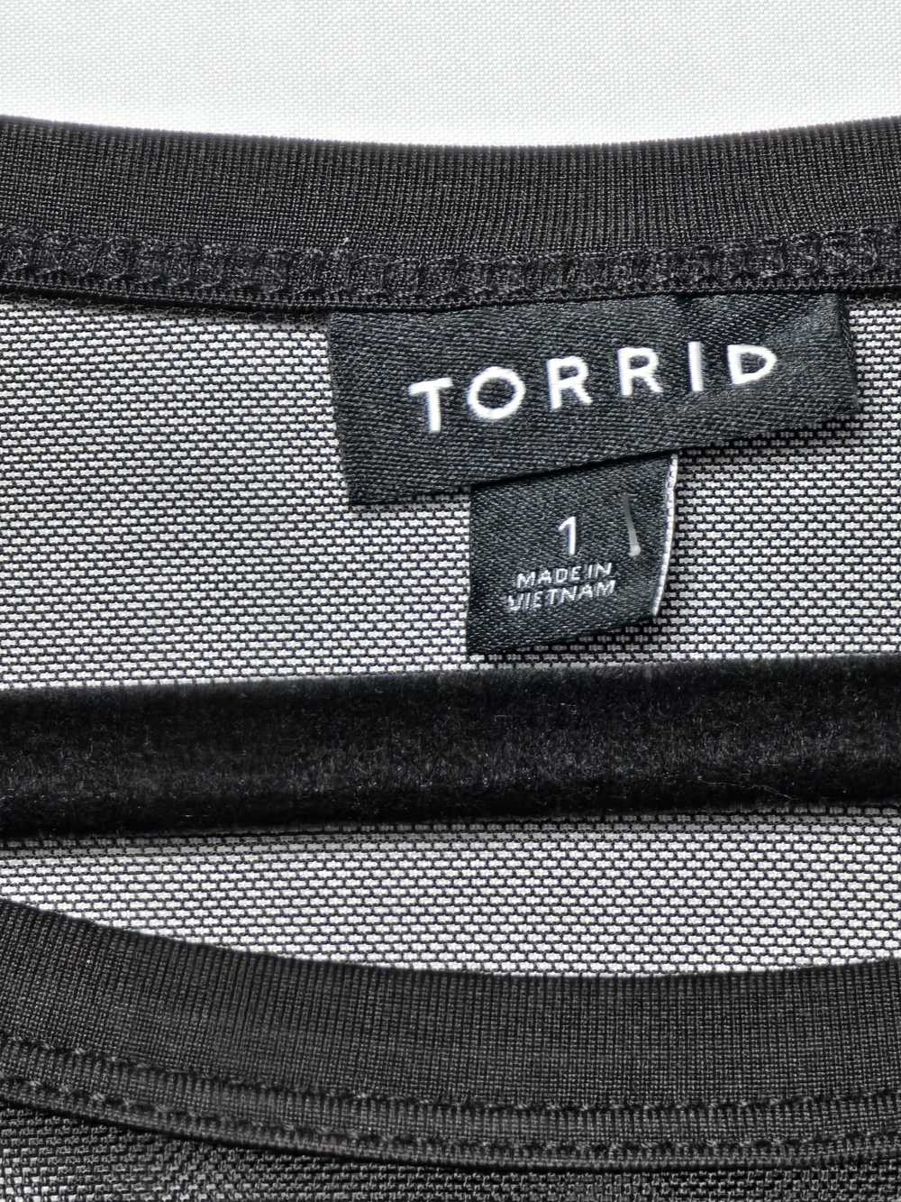 Torrid Black Sequin Stripe Mesh Short Sleeve Top, Sz 1x - Picture 3 of 6